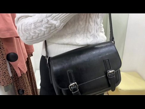 ❤️ Masturbasi umum tina jalang ngora FeralBerry sareng dildo di kamar pas ❤️ video porno di urang