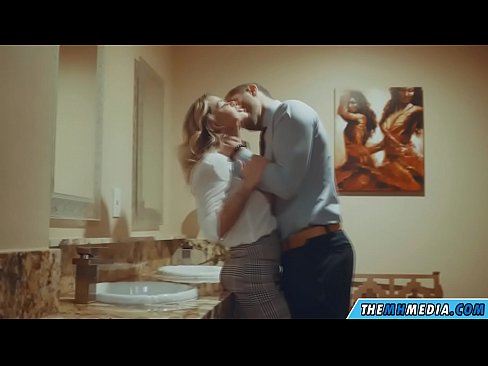 ❤️ Nalika pirang busty seduces anjeun dina restroom umum ❤️ video porno di urang